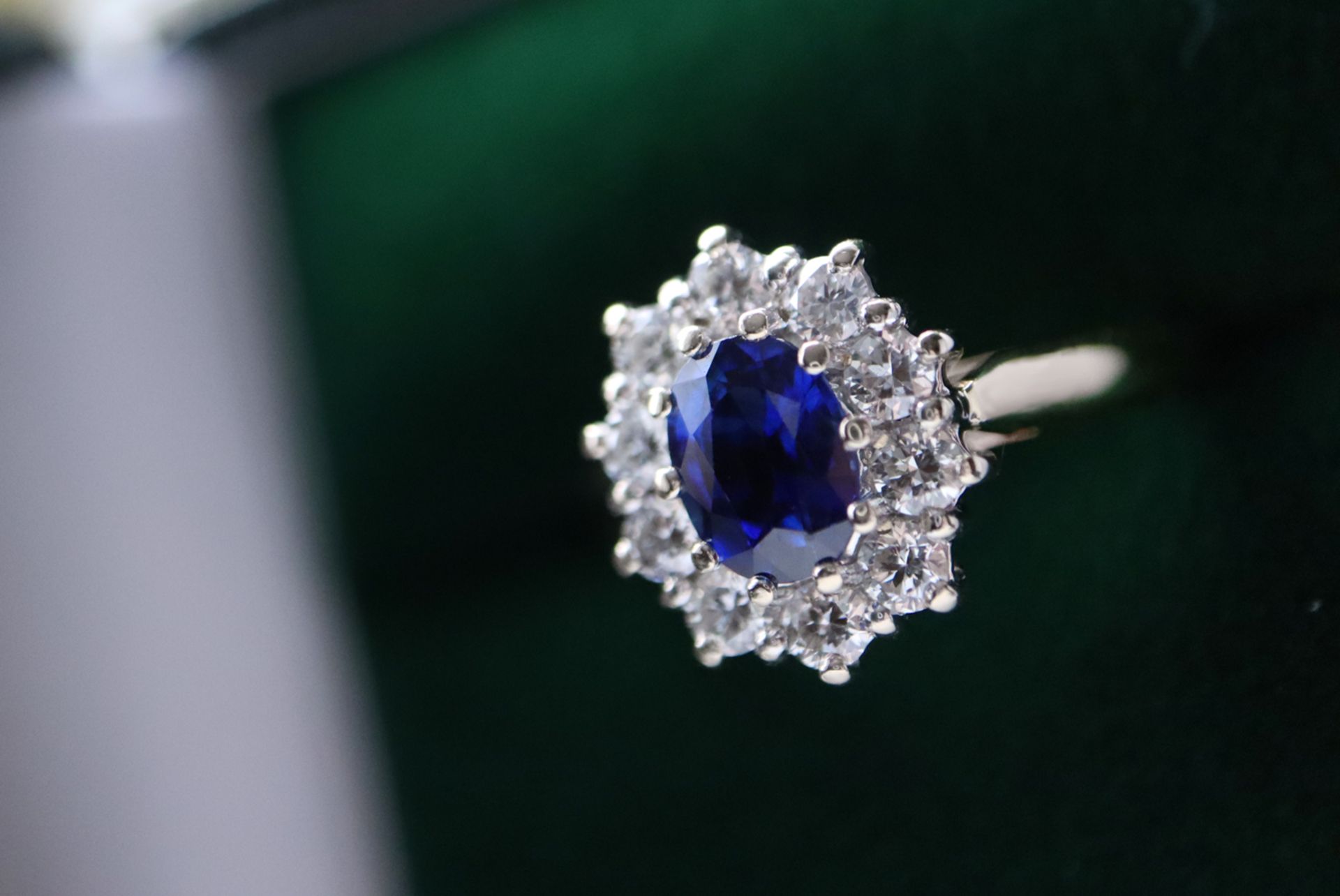 18CT YELLOW GOLD 1.38CT STUNNING ROYAL BLUE SAPPHIRE & DIAMOND HALO RING - Image 10 of 10