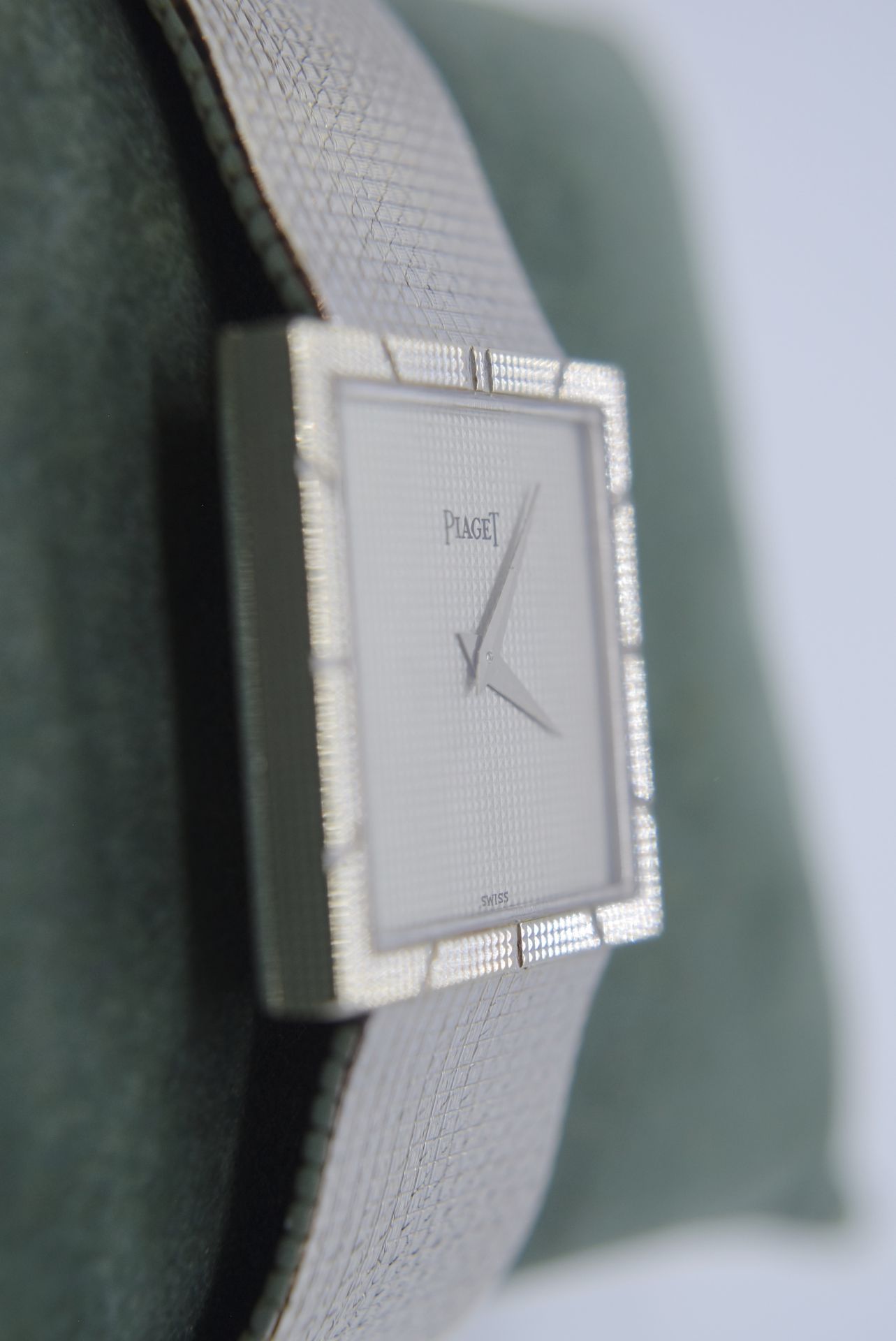 RARE STUNNING GENTS PIAGET 18CT WHITE GOLD DRESS WATCH (BLUE SAPPHIRE CROWN / 26MM) - Image 5 of 5