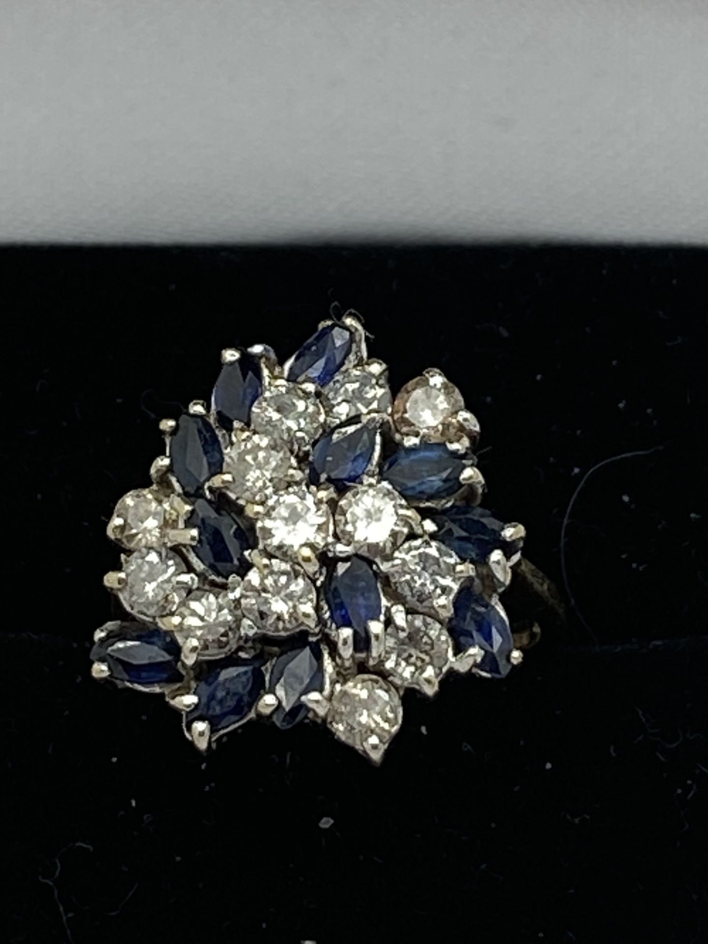 9ct GOLD BLUE SAPPHIRE & DIAMOND CLUSTER RING