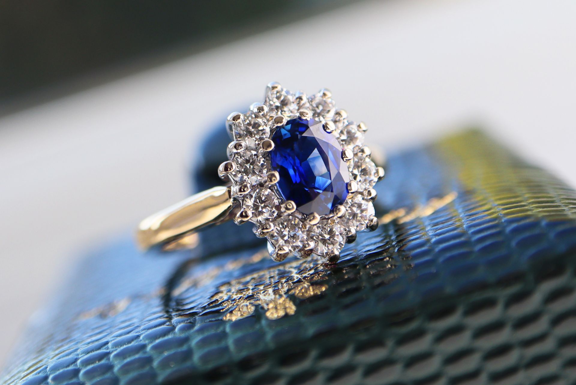 18CT YELLOW GOLD 1.38CT STUNNING ROYAL BLUE SAPPHIRE & DIAMOND HALO RING - Image 3 of 10