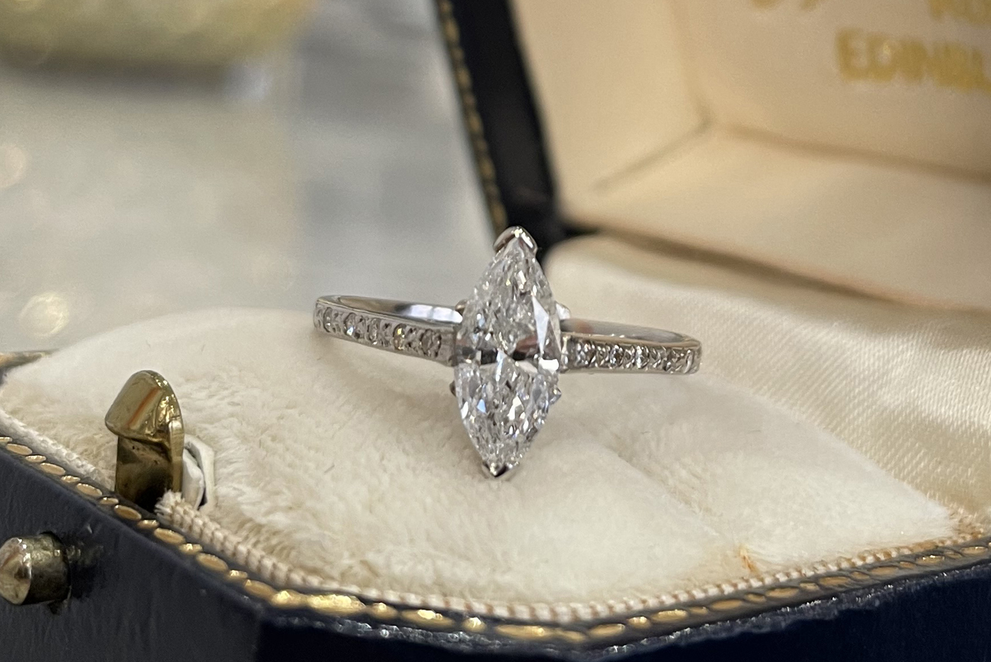 1.04CT DIAMOND RING (MARQUISE CUT) SET IN 18K WHITE GOLD - Image 5 of 8