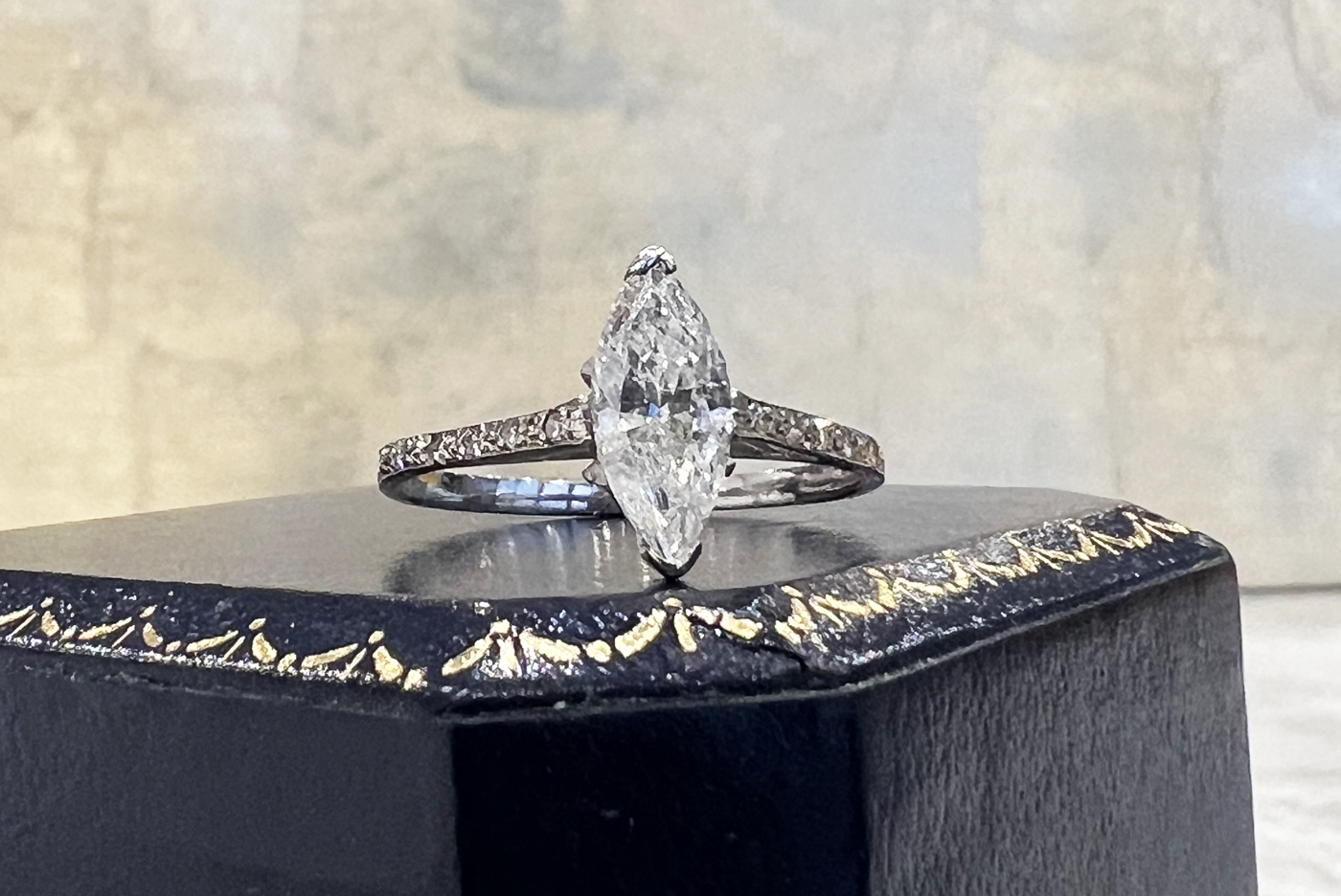 1.04CT DIAMOND RING (MARQUISE CUT) SET IN 18K WHITE GOLD - Image 8 of 8