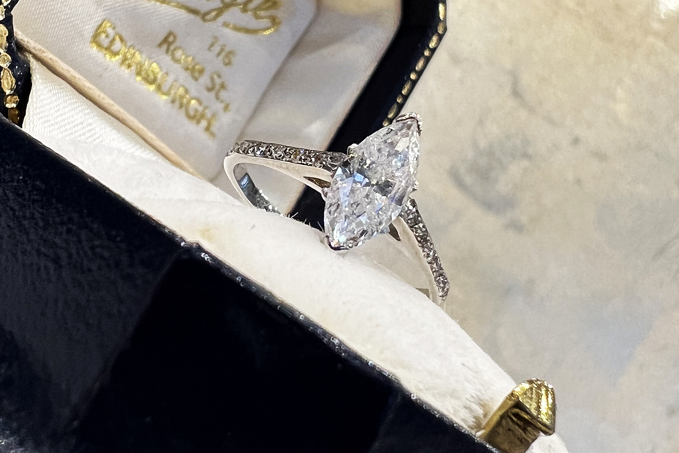 1.04CT DIAMOND RING (MARQUISE CUT) SET IN 18K WHITE GOLD - Image 3 of 8