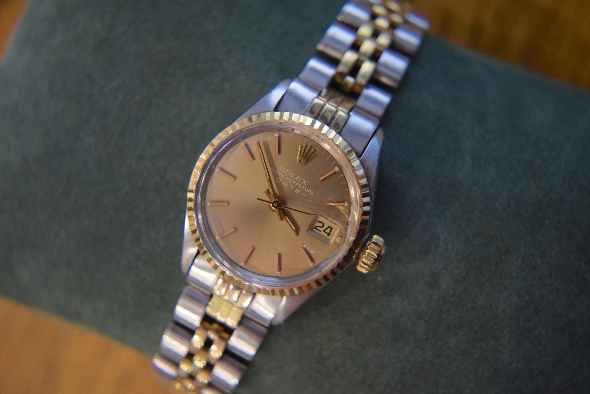 ROLEX OYSTER PERPETUAL DATE 26MM LADIES WATCH IN STEEL & GOLD