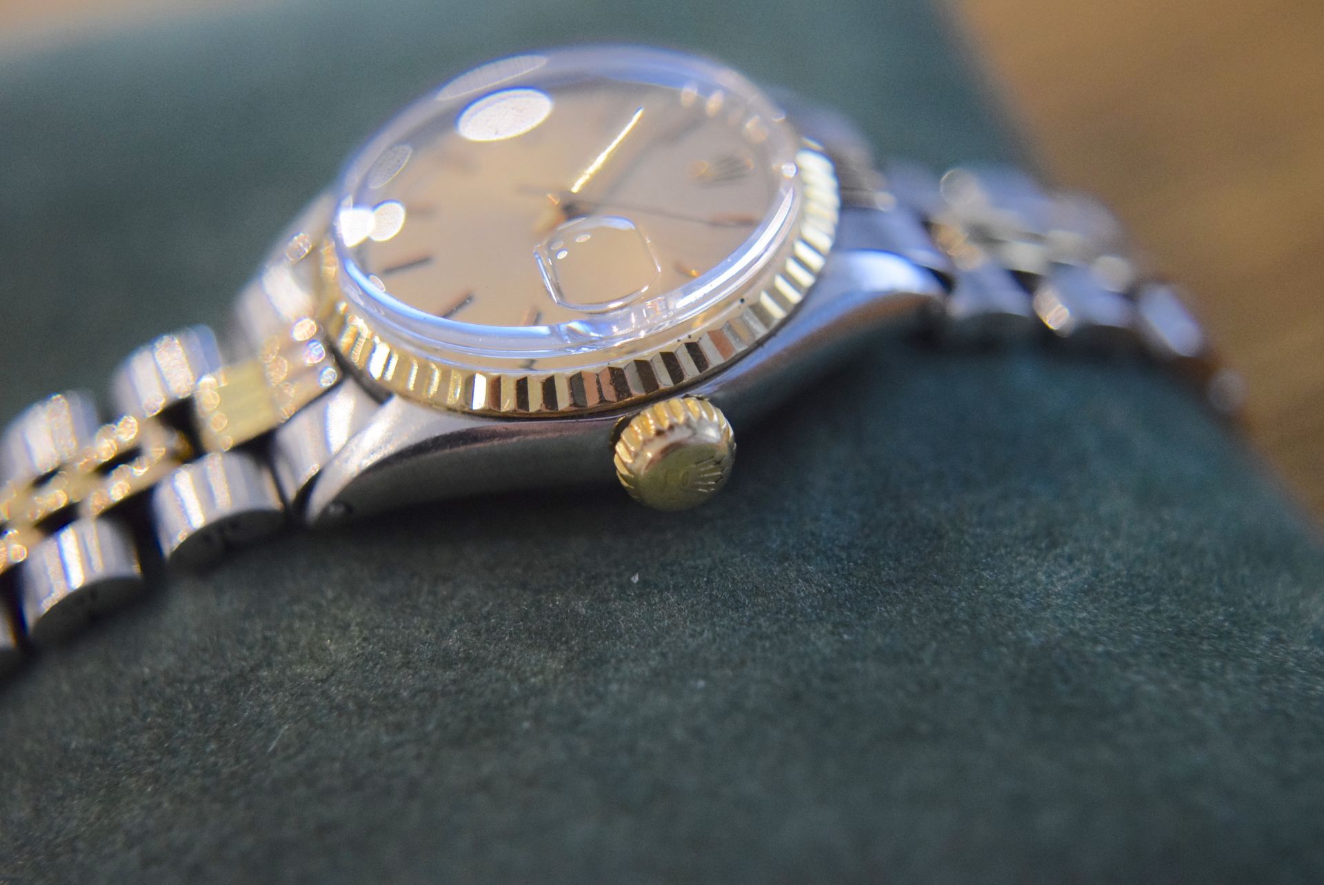 ROLEX OYSTER PERPETUAL DATE 26MM LADIES WATCH IN STEEL & GOLD - Image 3 of 4