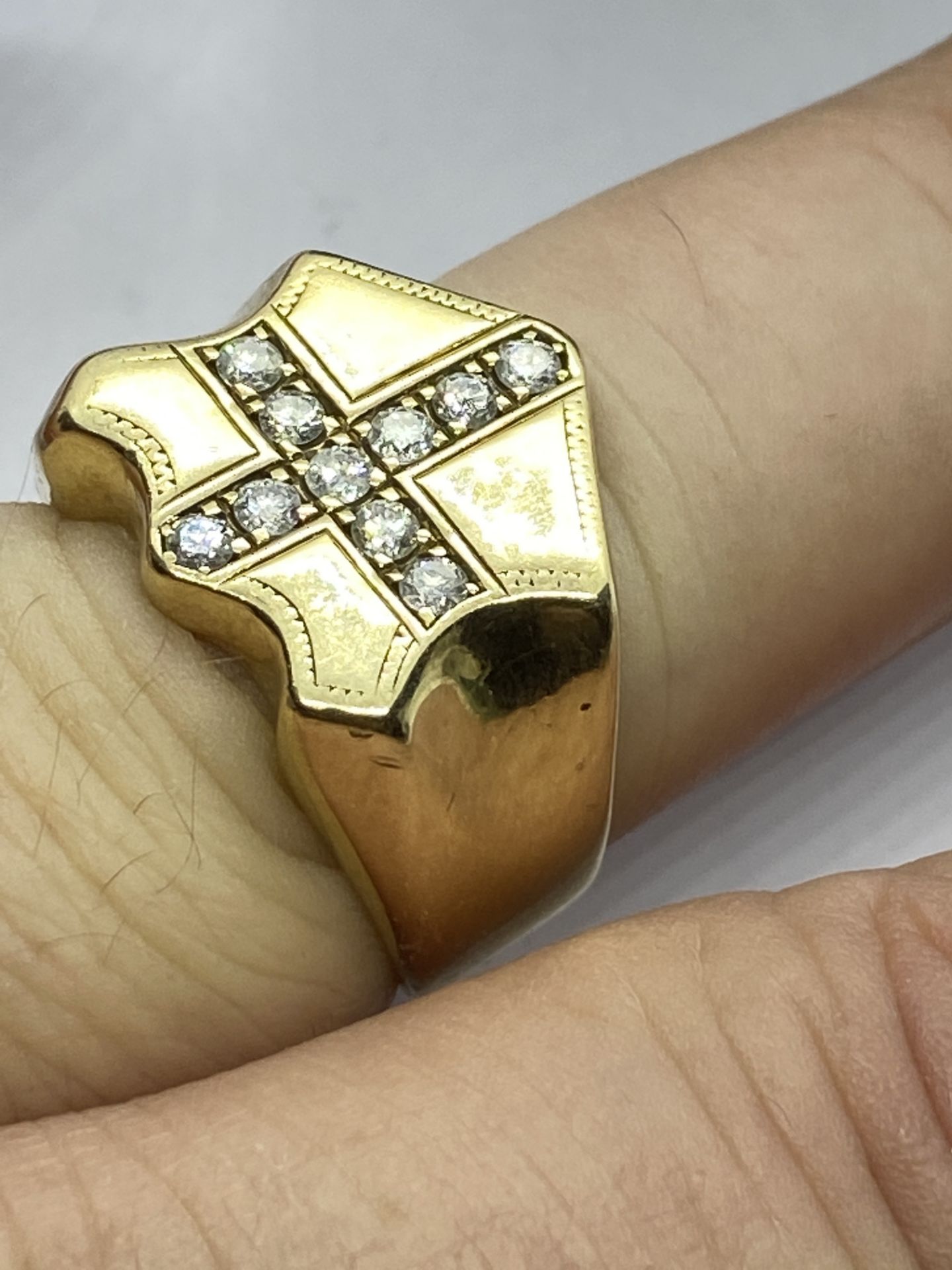 HEAVY GENTS 9ct GOLD DIAMOND SET CROSS RING - APPROX 18 GRAMS - Image 6 of 8