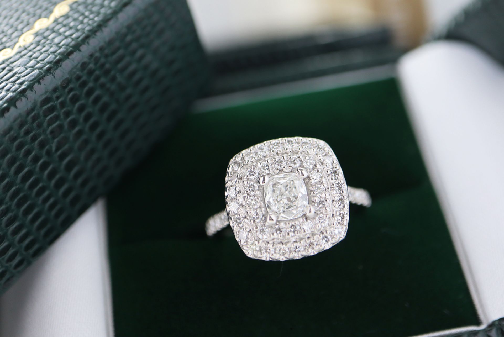 *GIA CERTIFICATED PLATINUM (VS2 / F) DIAMOND RING - 1.00TCW