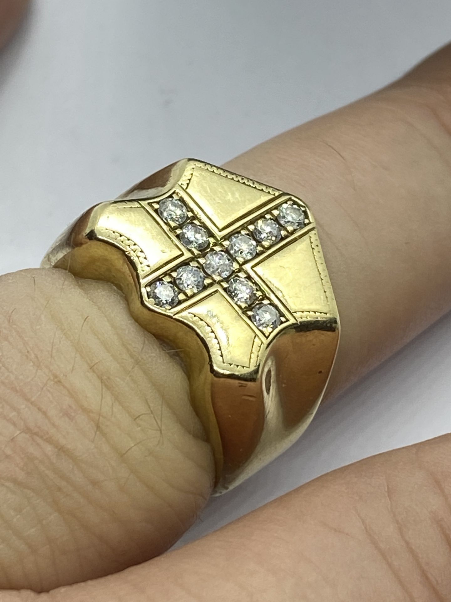 HEAVY GENTS 9ct GOLD DIAMOND SET CROSS RING - APPROX 18 GRAMS - Image 8 of 8