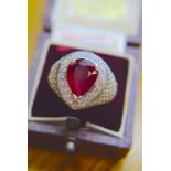 18K WHITE GOLD 9.00CT RUBY & DIAMOND SET RING (PEAR & BRILLIANT CUT) - WEIGHT 13.42G - RUBY APPROX.