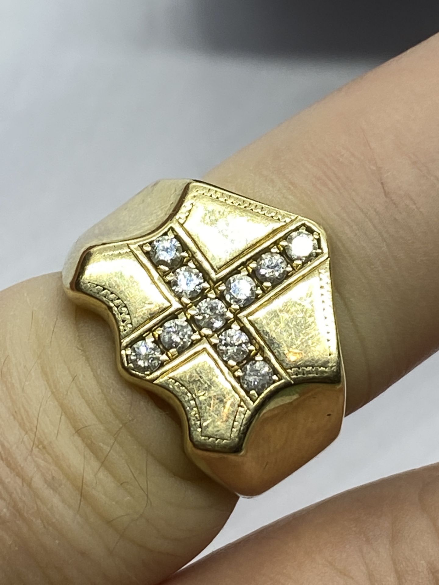 HEAVY GENTS 9ct GOLD DIAMOND SET CROSS RING - APPROX 18 GRAMS - Image 3 of 8
