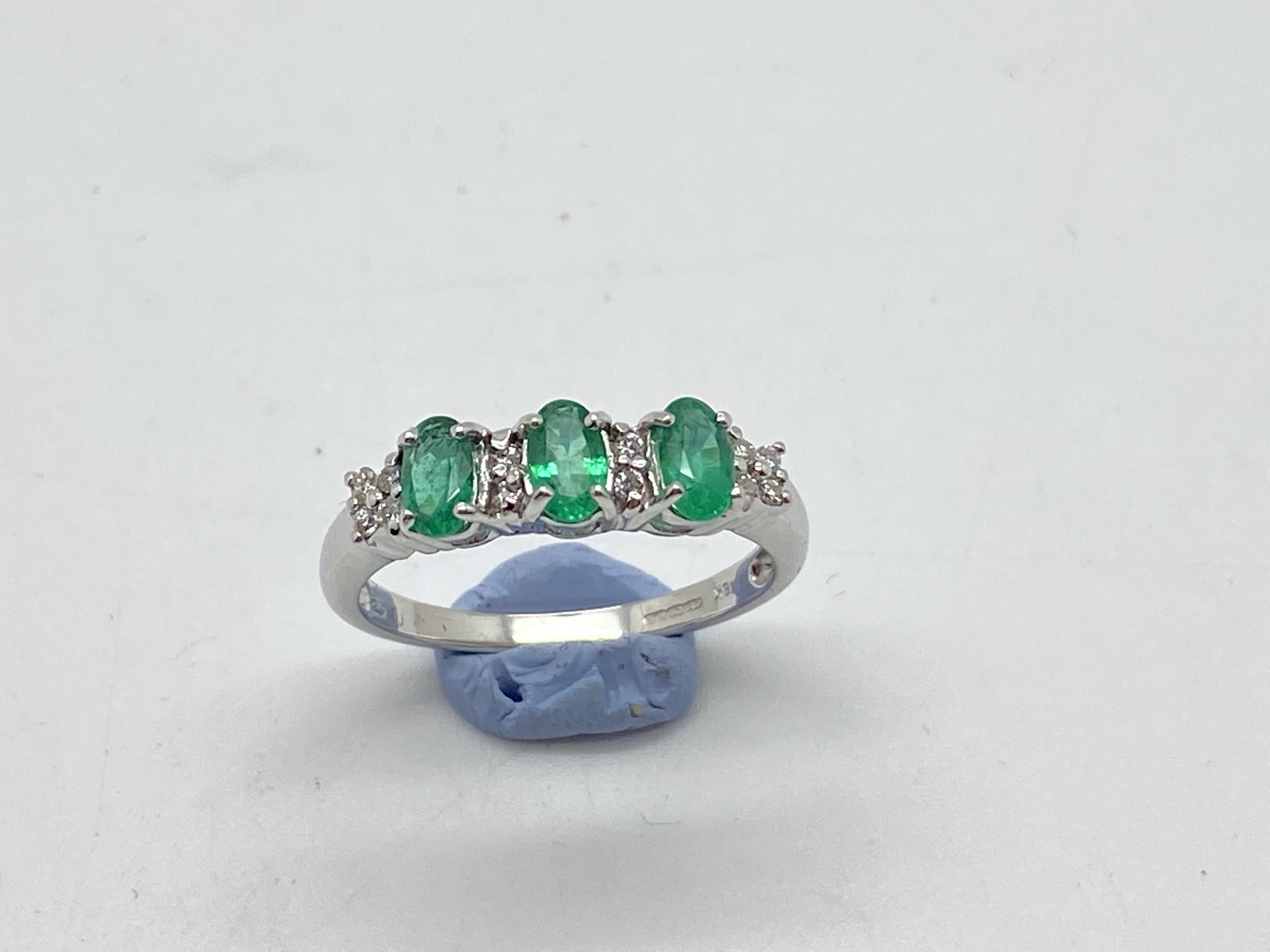 18ct WHITE GOLD MAJESTIC GREEN EMERALD & DIAMOND SET RING