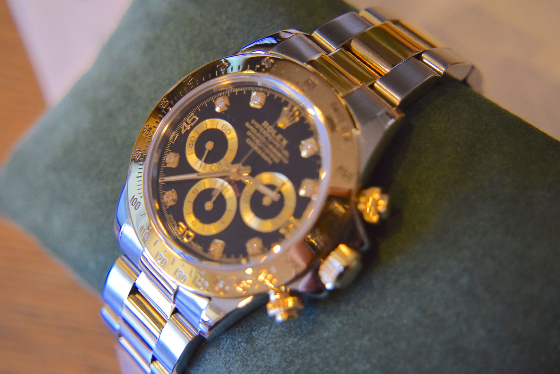 ROLEX DAYTONA 18K YELLOW GOLD/ STEEL REF. 16523 (U SERIAL) WITH WATCH REGISTER CERTIFICATE - Image 2 of 9