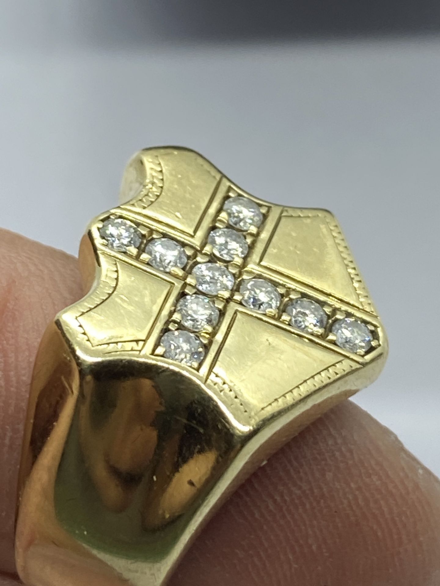 HEAVY GENTS 9ct GOLD DIAMOND SET CROSS RING - APPROX 18 GRAMS - Image 2 of 8