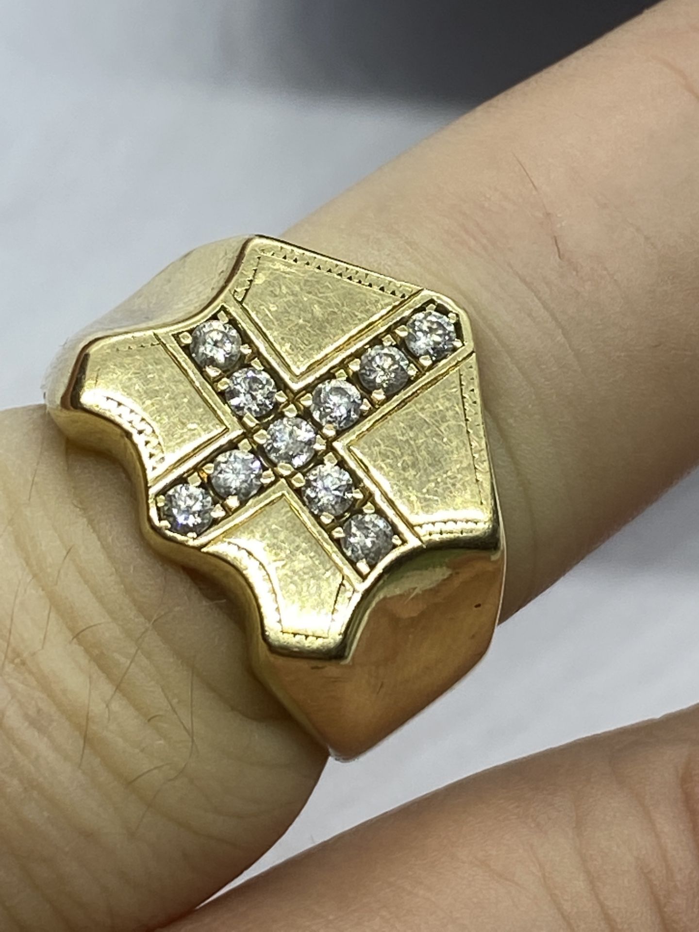 HEAVY GENTS 9ct GOLD DIAMOND SET CROSS RING - APPROX 18 GRAMS - Image 4 of 8