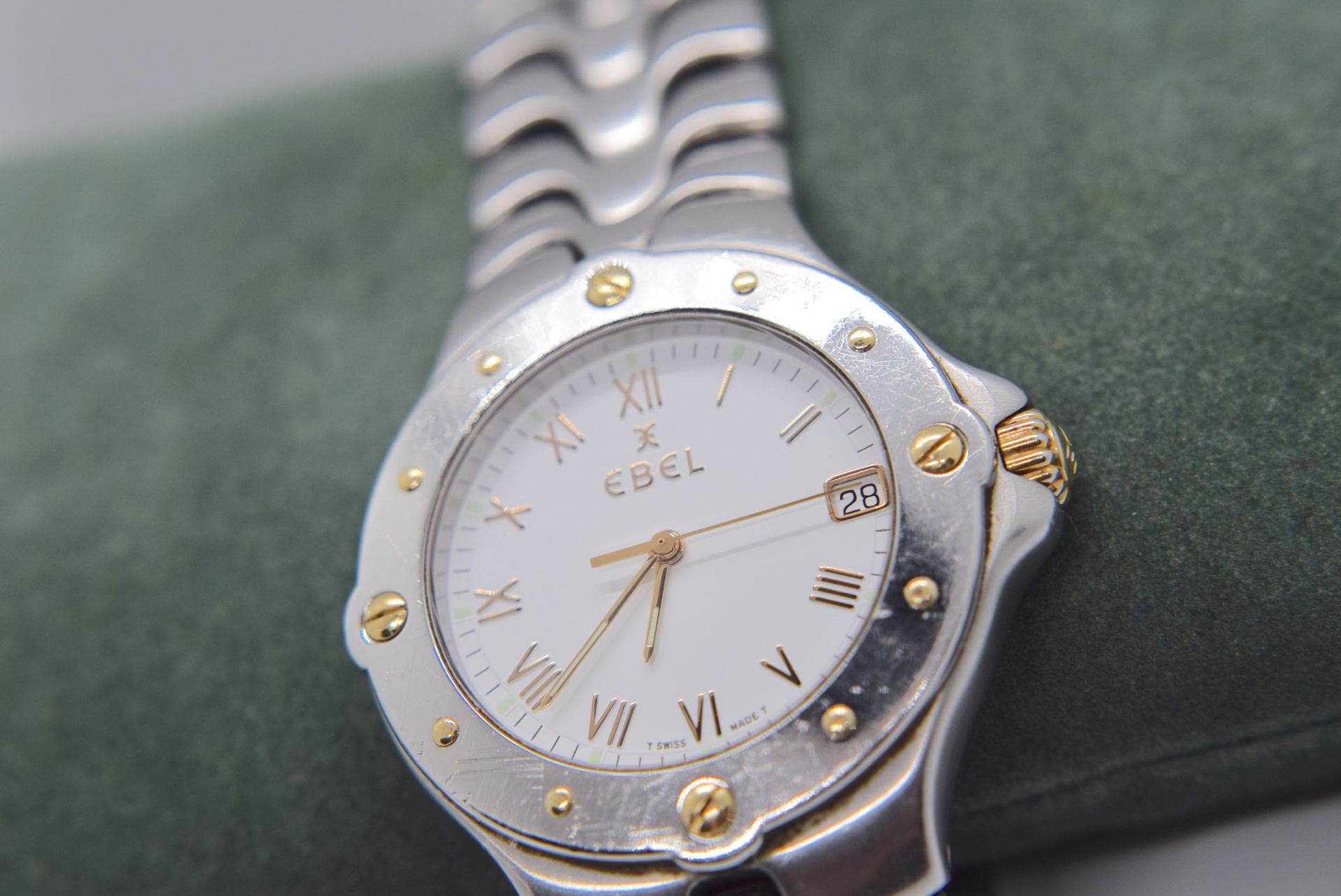 EBEL STEEL WRISTWATCH WITH GOLD SCREW BEZEL AND DIAL INDICE (CASE SIZE 38MM) - Image 2 of 4