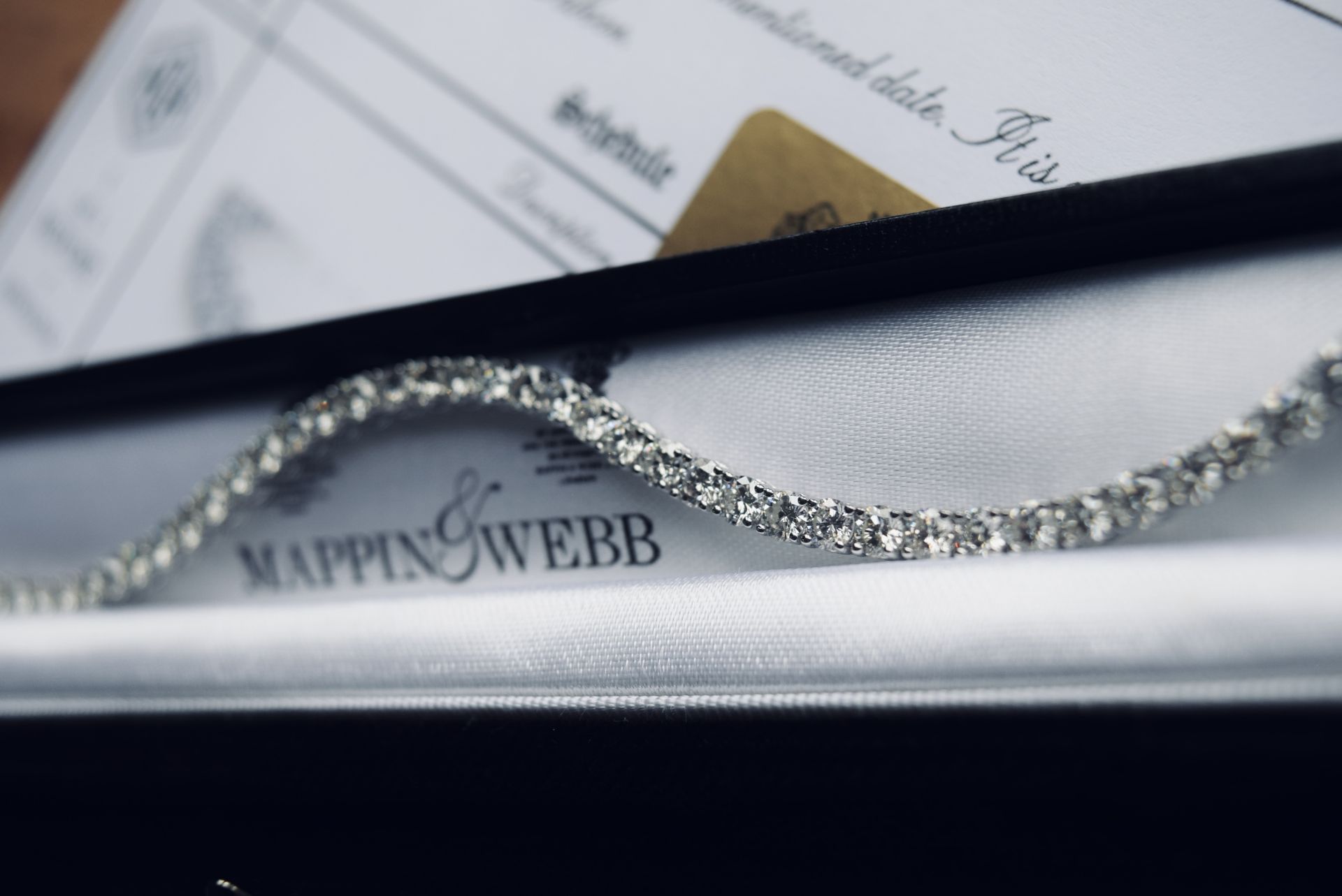 FINE 14CT WHITE GOLD 11.00CT VS-F DIAMOND TENNIS BRACELET (Retail Insurance Value: £20,000.00) - Image 5 of 8