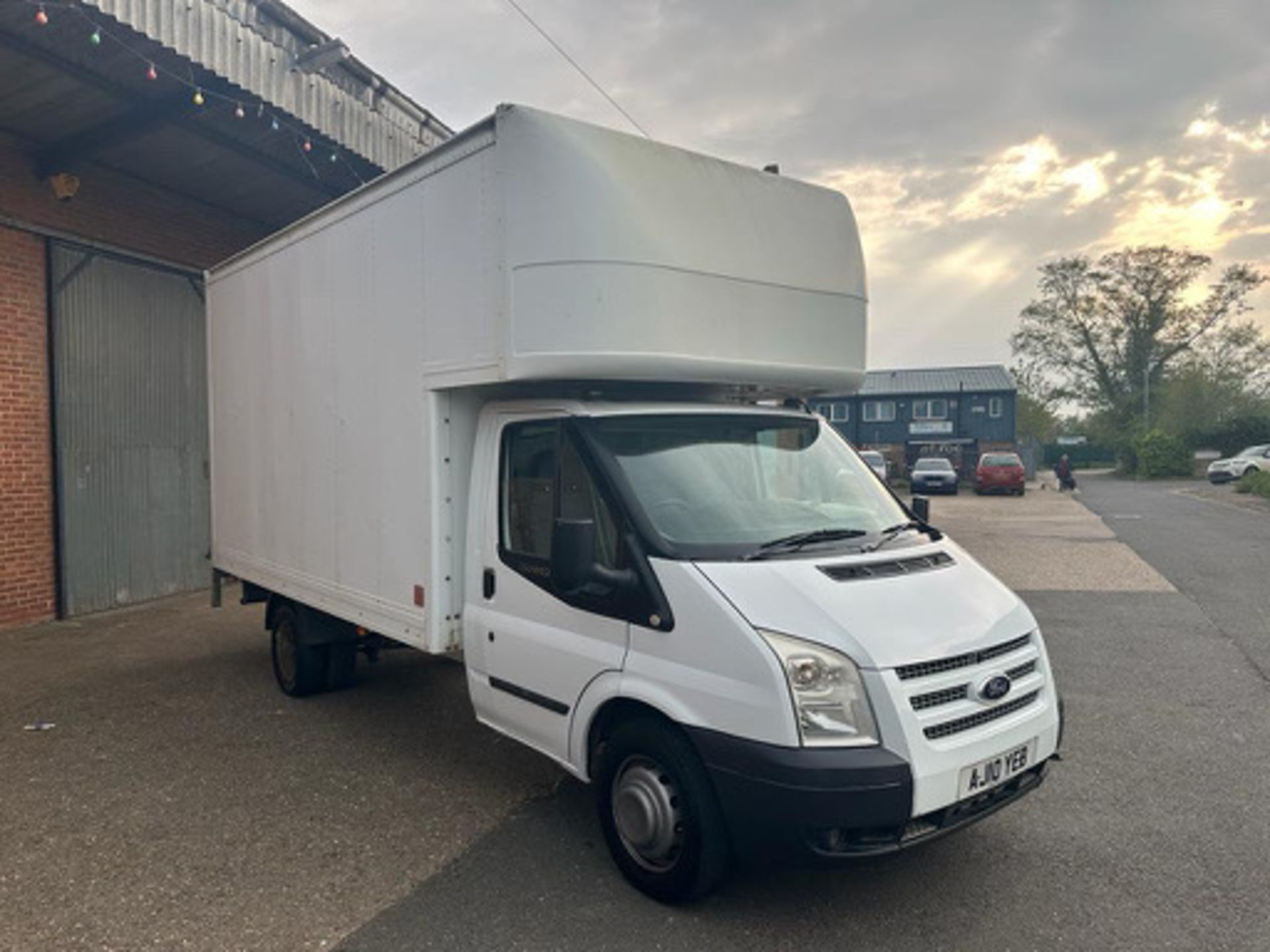 2010 FORD TRANSIT LUTON WITH TAIL LIFT - 2024 MOT