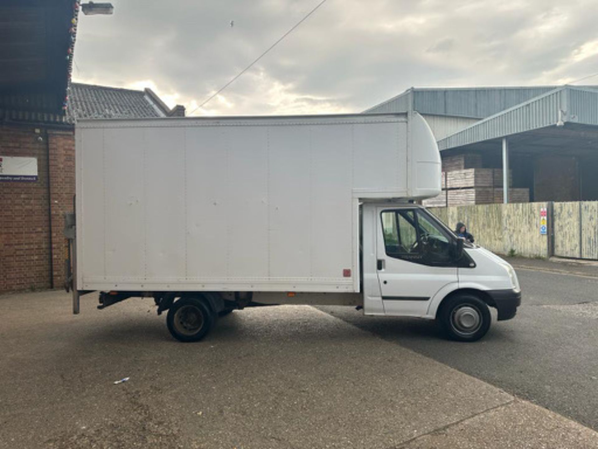 2010 FORD TRANSIT LUTON WITH TAIL LIFT - 2024 MOT - Image 5 of 15