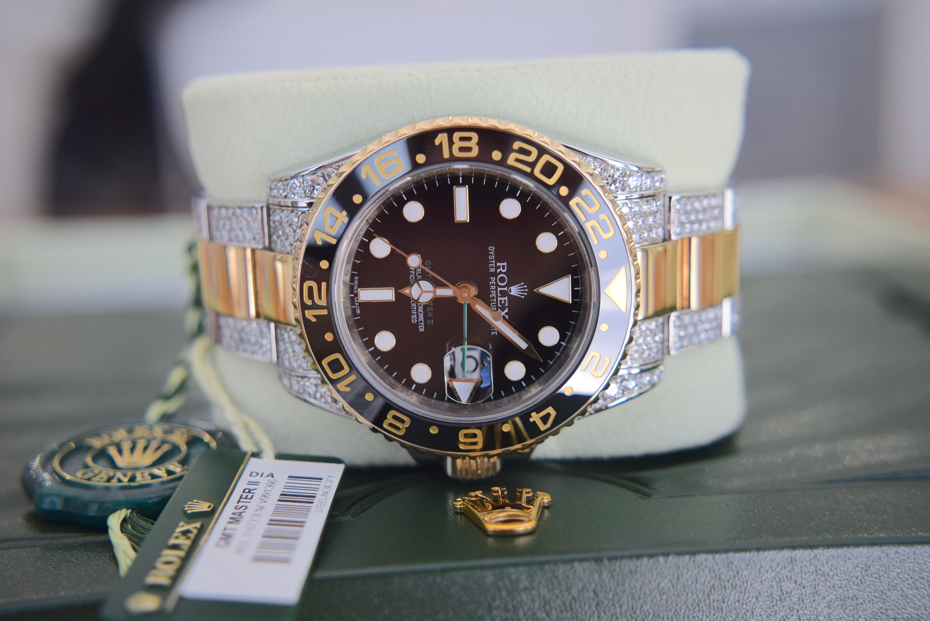 DIAMOND-SET ROLEX GMT MASTER II REF. 116713LN - STEEL & 18K YELLOW GOLD (BOX & ACCESSORIES ETC) - Image 4 of 28