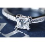 PRINCESS CUT SOLITAIRE DIAMOND RING *VS2 / E* - PLATINUM (950) SETTING WITH DIAMOND SET SHOULDERS