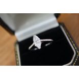 1.04CT DIAMOND SOLITAIRE RING (CLARITY: SI / COLOUR: H) - 18K WHITE GOLD