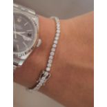 18CT WHITE GOLD 5.00CT VVS D DIAMOND TENNIS BRACELET (APPROX 7.5 INCHES IN LENGTH)