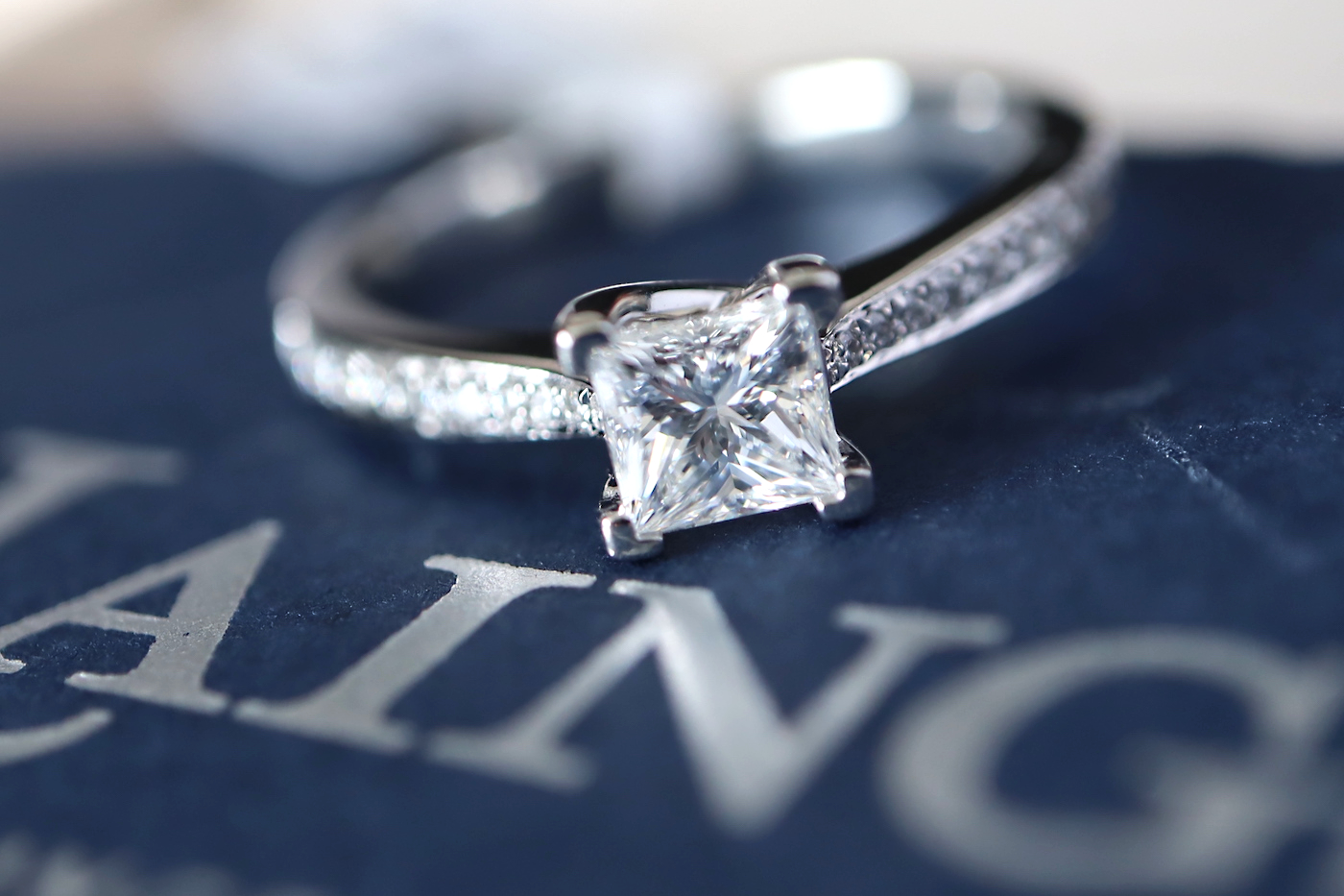 STUNNING SOLITAIRE *IGI* CERTIFIED DIAMOND RING *VS2 / E* PLATINUM (950) WITH DIAMOND SET SHOULDERS - Image 9 of 14