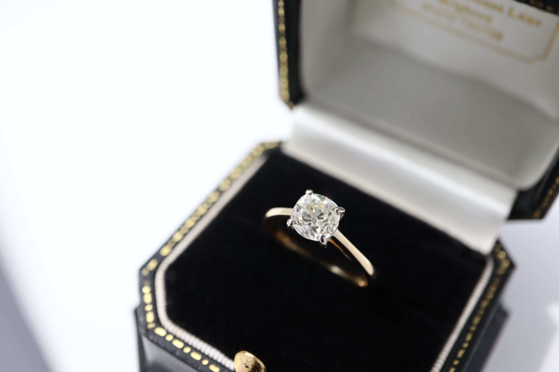 1.38CT OLD (MINE) CUT SOLITAIRE DIAMOND RING - 18K GOLD - UK SIZE: N1/2 - Image 2 of 2