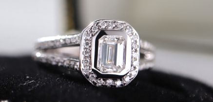 0.80CT  EMERALD CUT DIAMOND & 0.33CT ROUND ACCENT DIAMONDS - STUNNING VS1 DIAMOND RING!