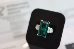 9.90CT EMERALD & DIAMOND RING - SET IN PLATINUM (950) - UK SIZE: N