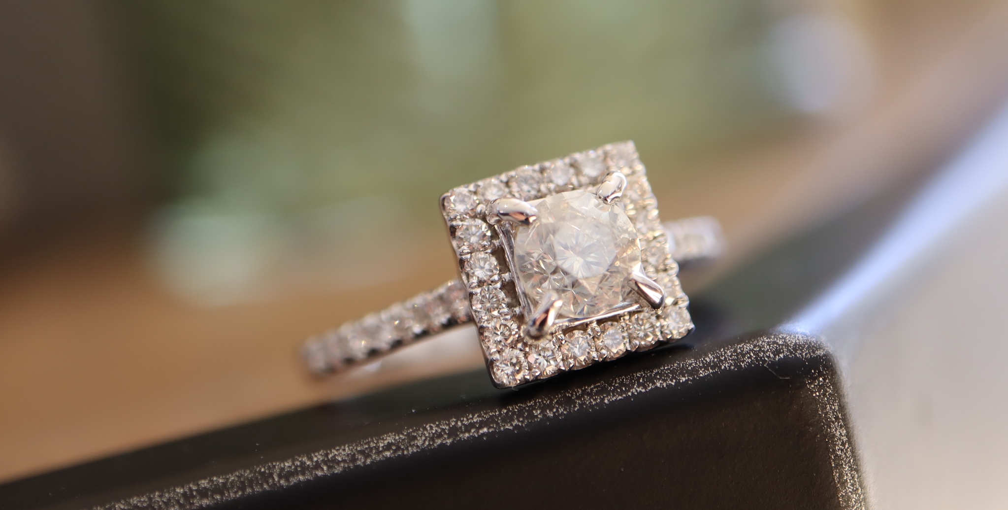 1.12CT DIAMOND RING - 18K WHITE GOLD - ROUND BRILLIANT CUT HALO RING - Image 3 of 4