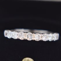 BEAUTIFUL 1.04CT VVS-VS / F-G DIAMOND INFINITY RING IN 18CT WHITE GOLD (BOXED WITH CERTIFICATE)