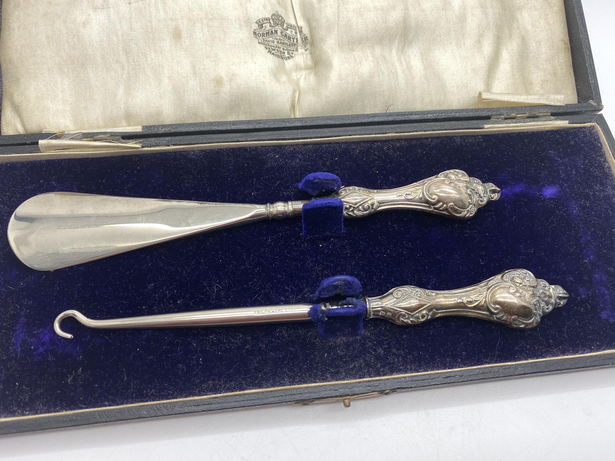 HALLMARKED SILVER HANDED BUTTON HOOK AND SHOE HORN SET BOXED NORMAN CARTER  - Image 3 of 6