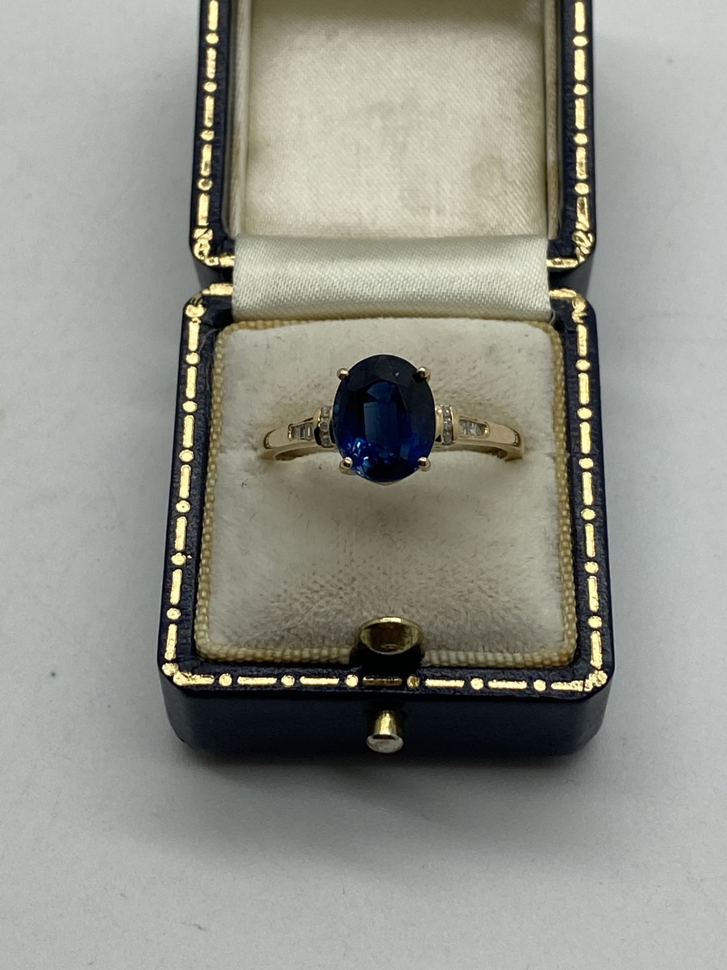 9k GOLD BLUE SAPPHIRE AND DIAMOND RING - APPROX. RING SIZE T - Image 7 of 12