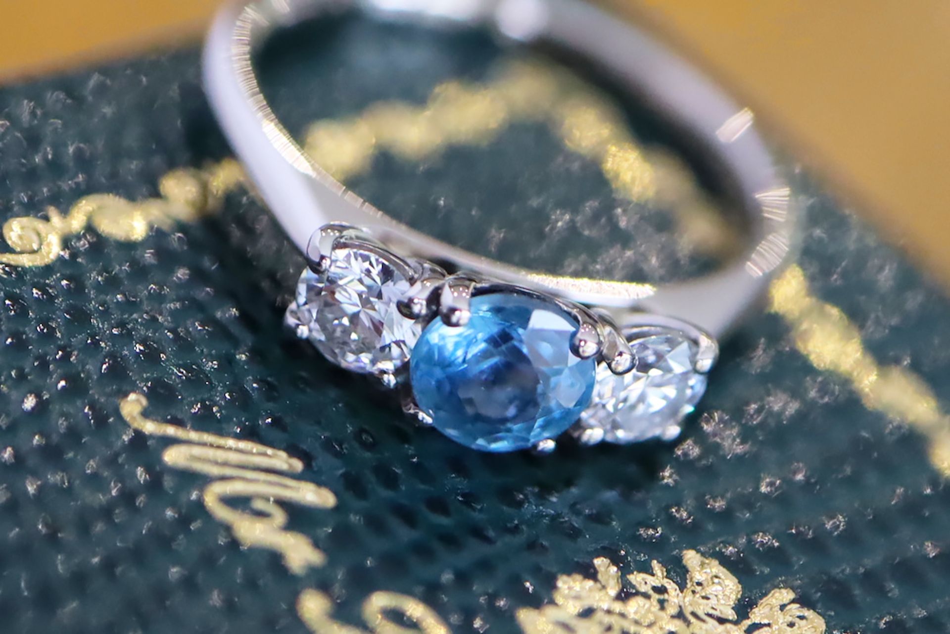 STUNNING 1.150CT 'PEACOCK BLUE' SAPPHIRE & DIAMOND TRILOGY RING - in 18K GOLD - Image 5 of 5