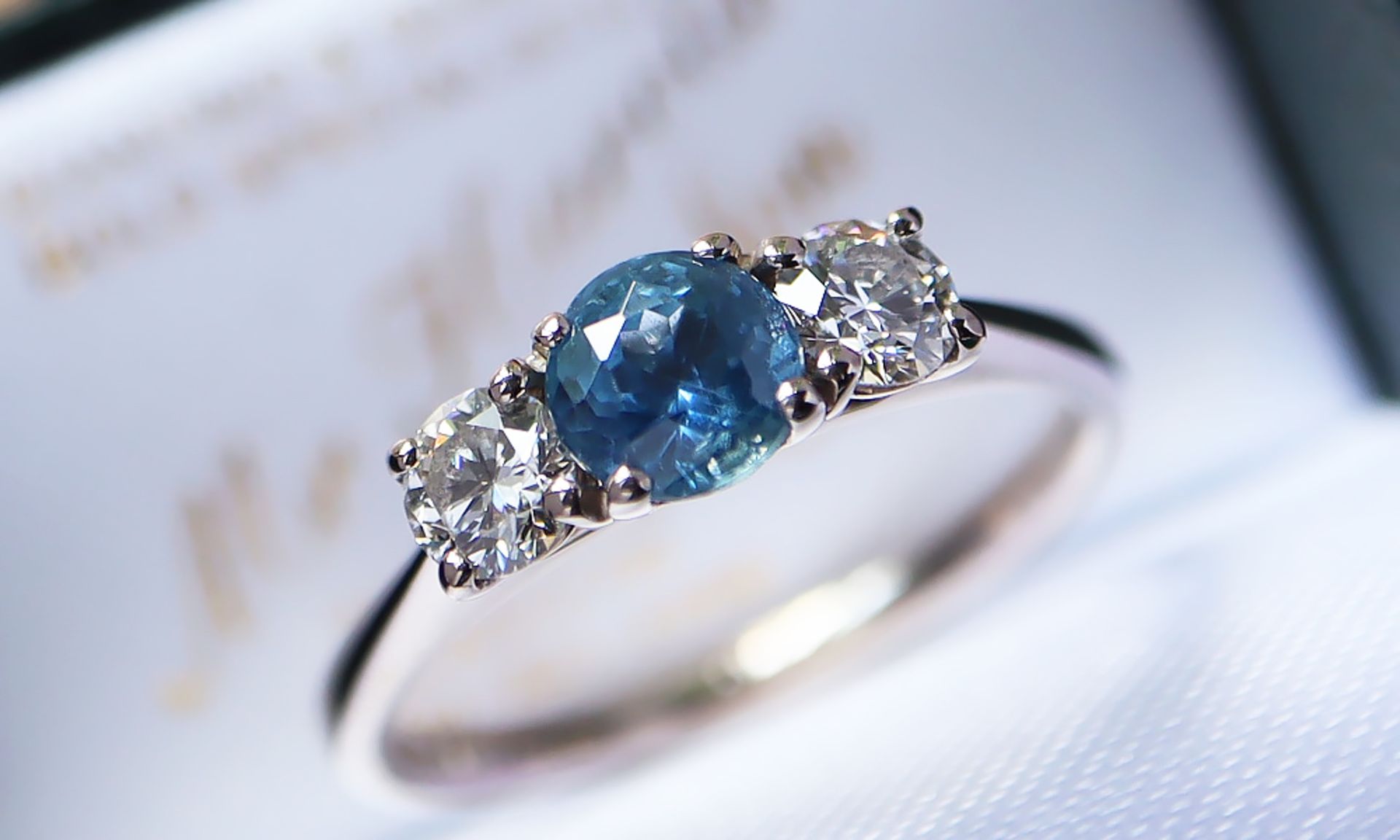 STUNNING 1.150CT 'PEACOCK BLUE' SAPPHIRE & DIAMOND TRILOGY RING - in 18K GOLD - Image 2 of 5
