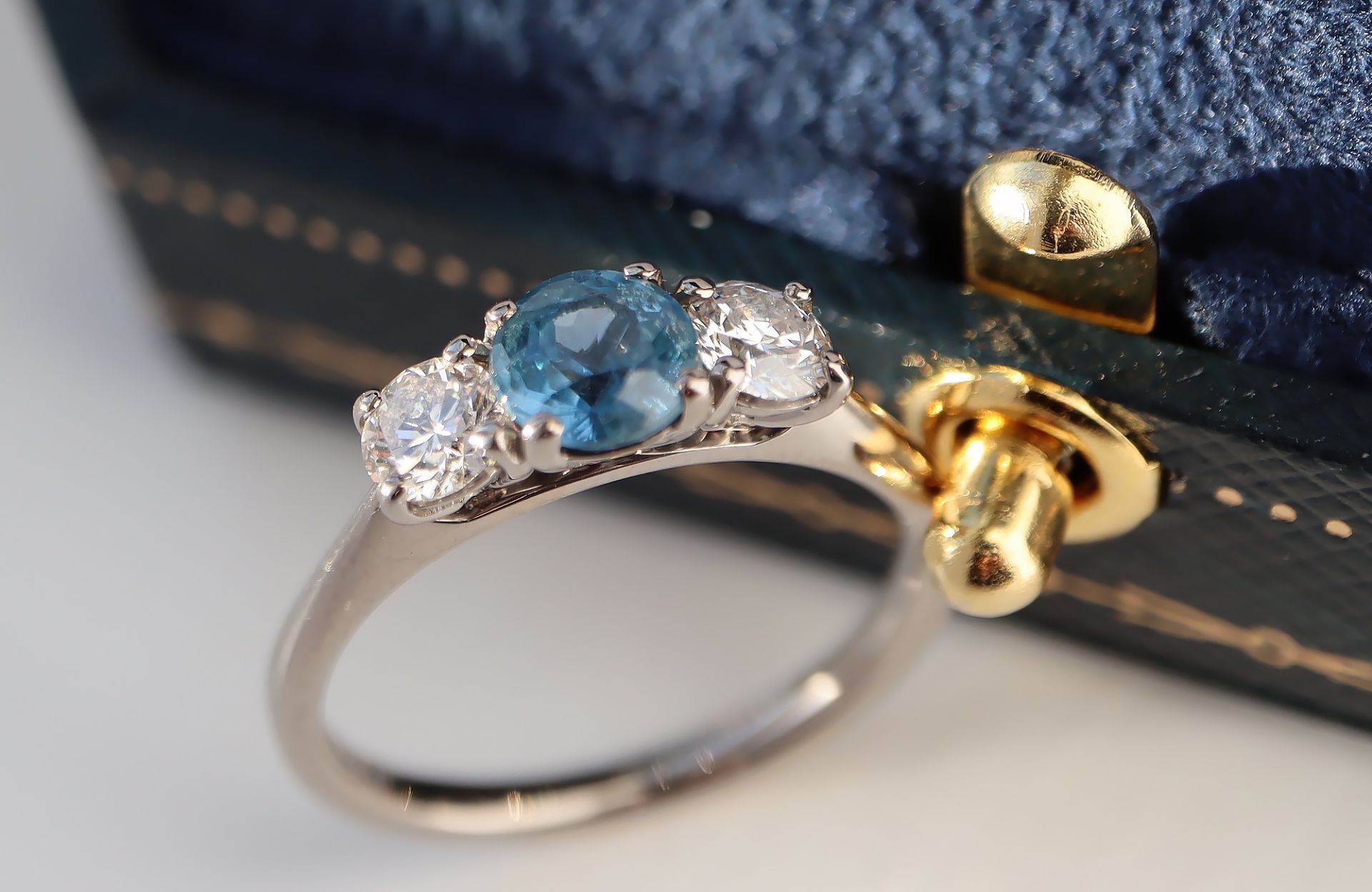 STUNNING 1.150CT 'PEACOCK BLUE' SAPPHIRE & DIAMOND TRILOGY RING - in 18K GOLD - Image 3 of 5