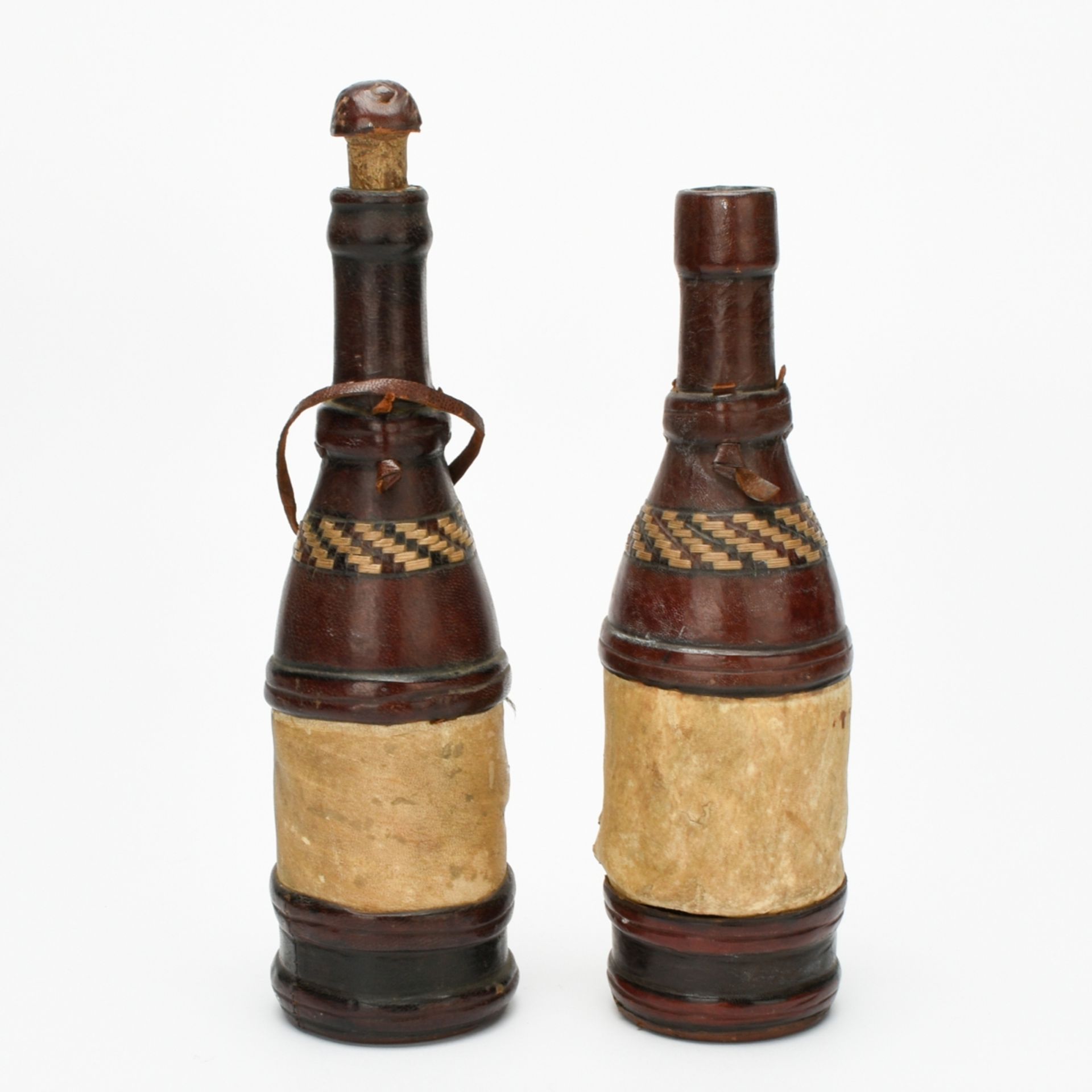 Zwei Flaschen mit Lederbezug - Image 2 of 4