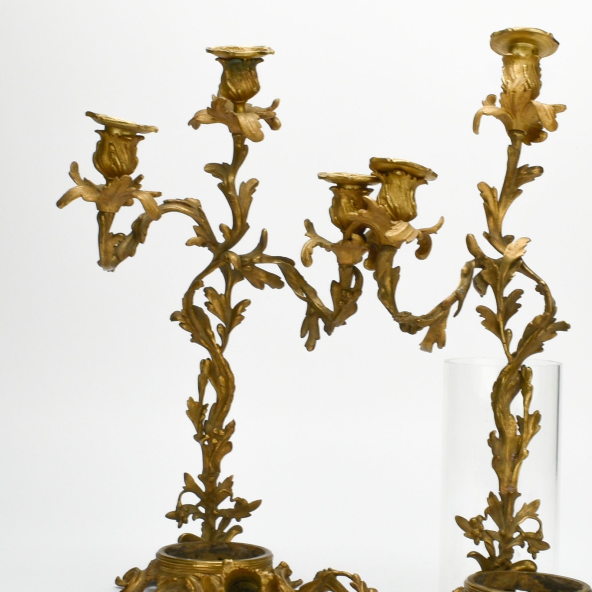Paar Rokoko-Bronzeleuchter für Porzellanfiguren