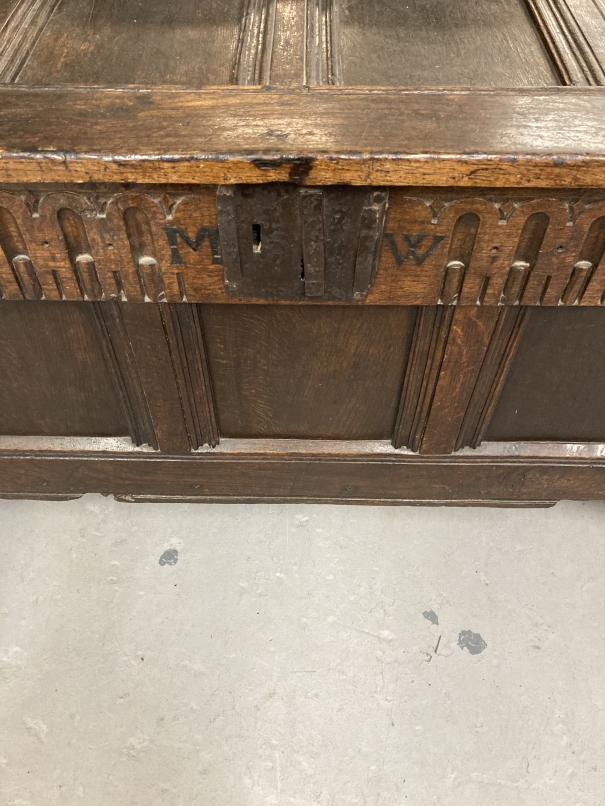 17th/18th cent. Oak and elm large coffer, the rectangular top with six panels carved frieze with - Image 7 of 7