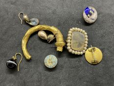 Jewellery: Yellow metal part of a bangle tests as 22ct gold. Weight 3.8g. Mourning brooch