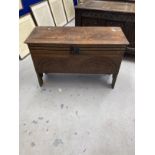 18th cent. Small oak and elm coffer, two piece rectangular top above a frieze with two carved