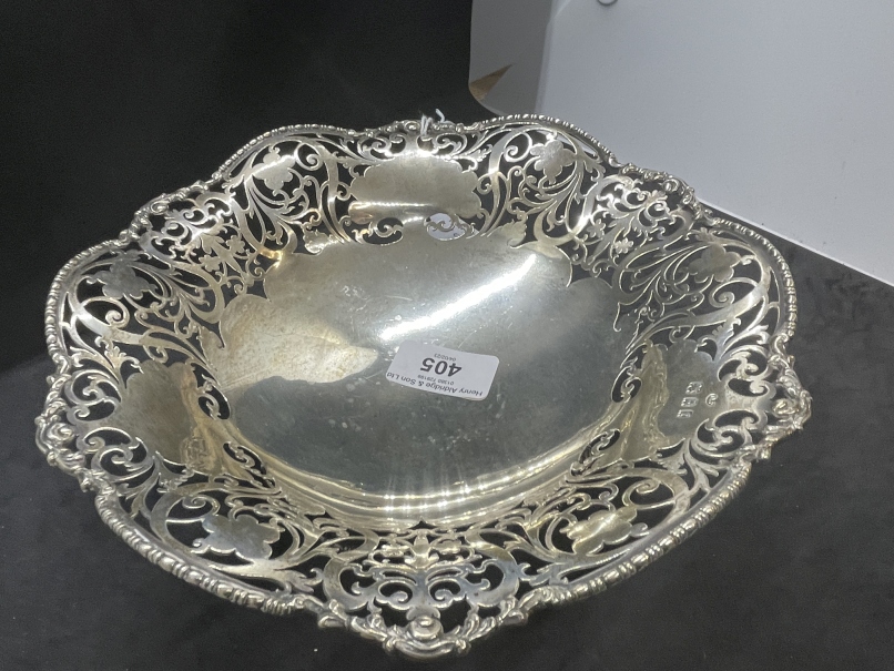 Hallmarked Silver: Fruit bowl with scroll and leaf pierced decoration on a circular foot, hallmarked