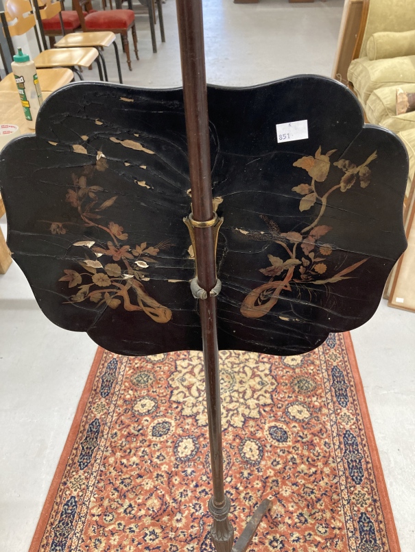 19th cent. Papier mache pedestal fire screen with Oriental scene decoration plus a small pierced - Image 3 of 5