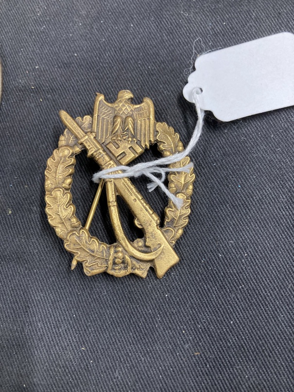German Militaria: WWI white metal bugle with applied Prussian Sovereign Eagle, inscribed Deutsche, - Image 2 of 3