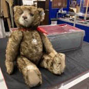 Toys: Steiff replica teddy bear 1926, boxed. 26ins.