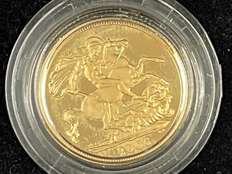 Coins/Numismatics: Elizabeth II, 1953-2022. Gold sovereign, 2006. Royal Mint. Proof no 1490 with - Image 2 of 2
