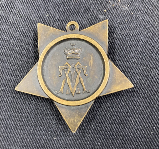 19th cent. Militaria: Leather belt and sabre lash with white metal Victoria Royal cypher, white - Image 3 of 3