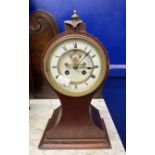 20th cent. Mahogany cased balloon mantel clock with an open anchor escapement movement, brass