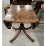 Early 19th cent. Mahogany dining table with two flaps on a vase shaped column and 4 splay reeded